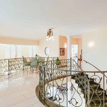 Sea Caves Villa *
